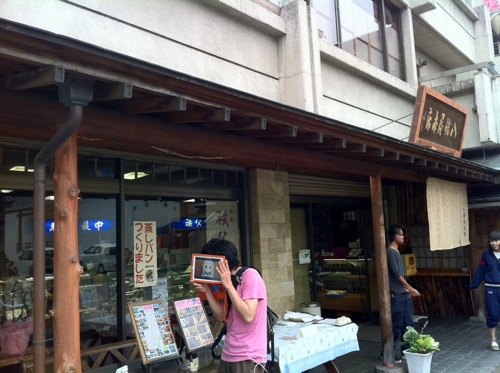 めんまちゃんのコスをしている人が蒸しパンを売っているというイベントが