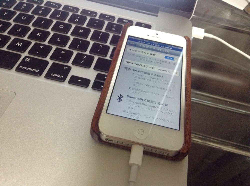 iPhoneでMacとUSBテザリングしている図