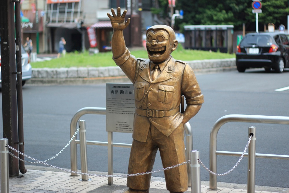 両さん像