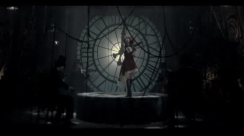 手をあげる水樹奈々