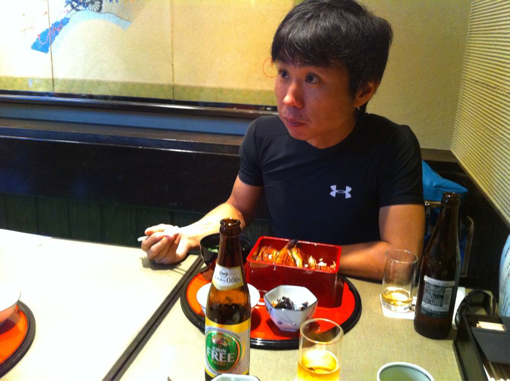 見つめる山崎徳之さん