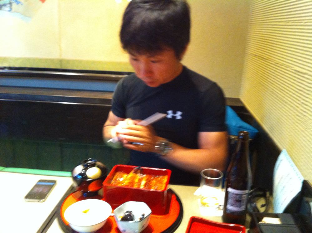 食べる山崎徳之さん