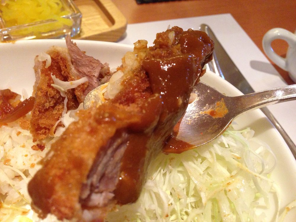 カツカレーのヒレ肉は脂身のない堅めのお肉。