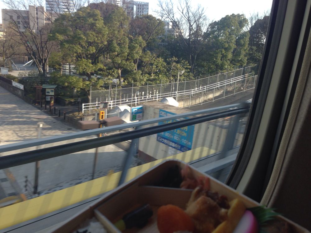 新幹線の車窓を見ながらのシウマイ弁当