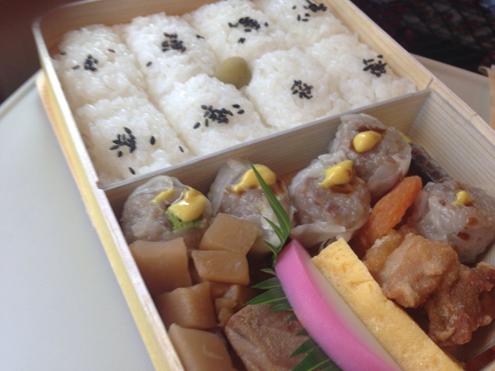 からしと醤油をシウマイにつけて食べるぞー!