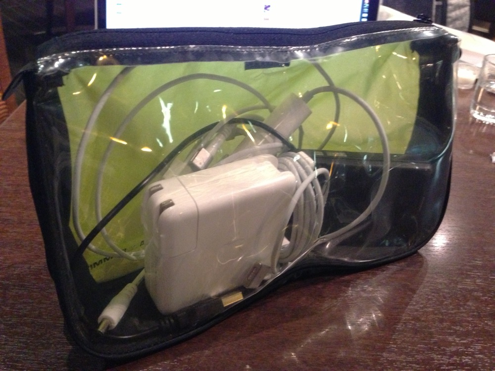 Travelling light see pouch 00