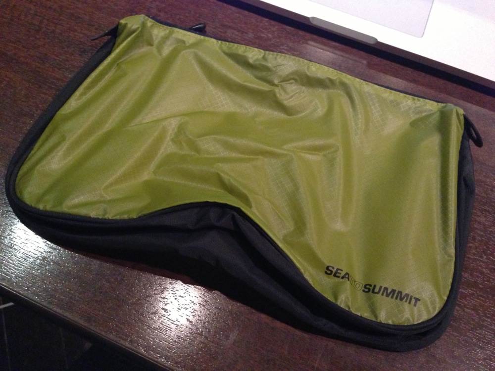 Travelling light see pouch 07