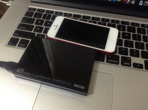 USB3.0のHDDとiPhone 5のサイズ比較画像