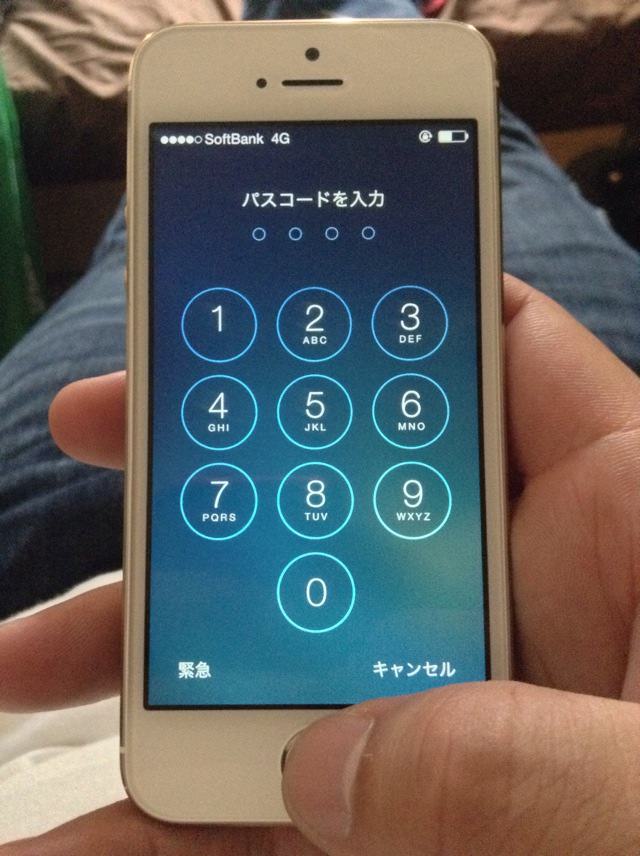 パスコード入力画面で、ホームボタンに指を置く