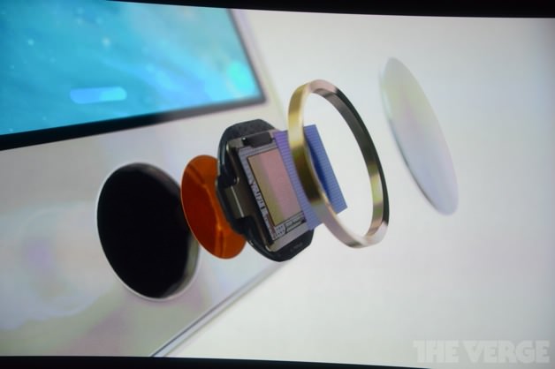 iPhone 5sのホームボタンは指紋認証センサーになっている。