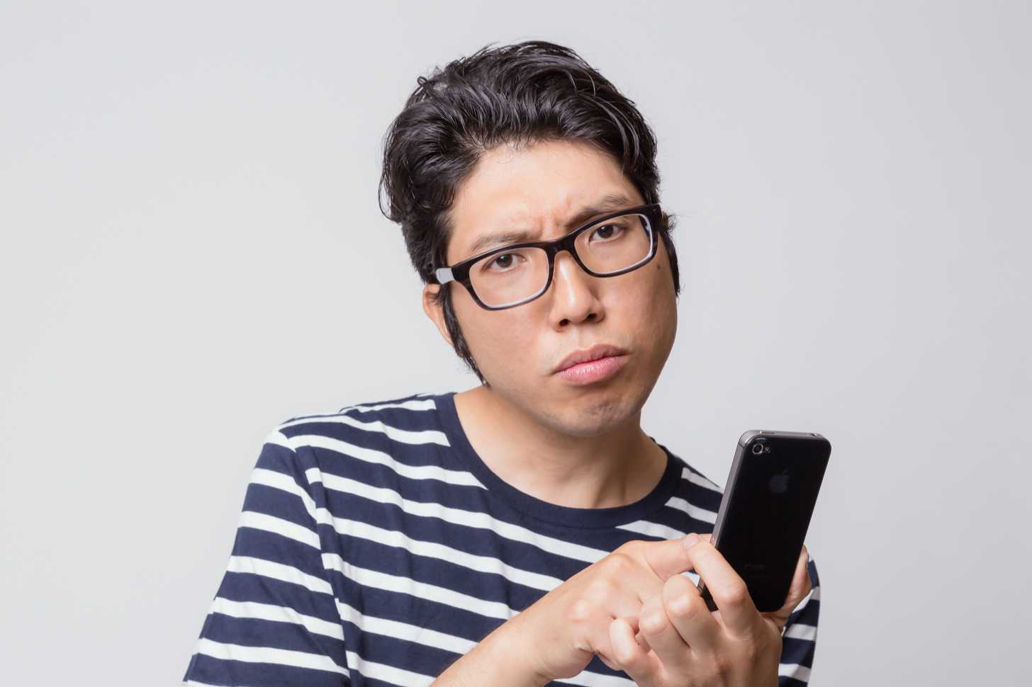 iPhoneでSiriやFacetimeが使えなくて困っている男