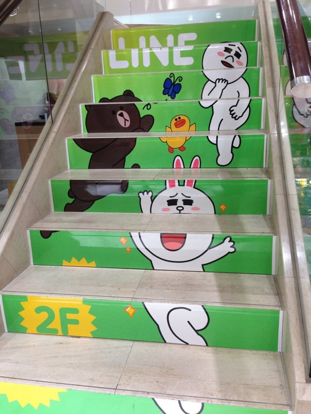 AppBank Store 新宿の階段はLINE仕様！