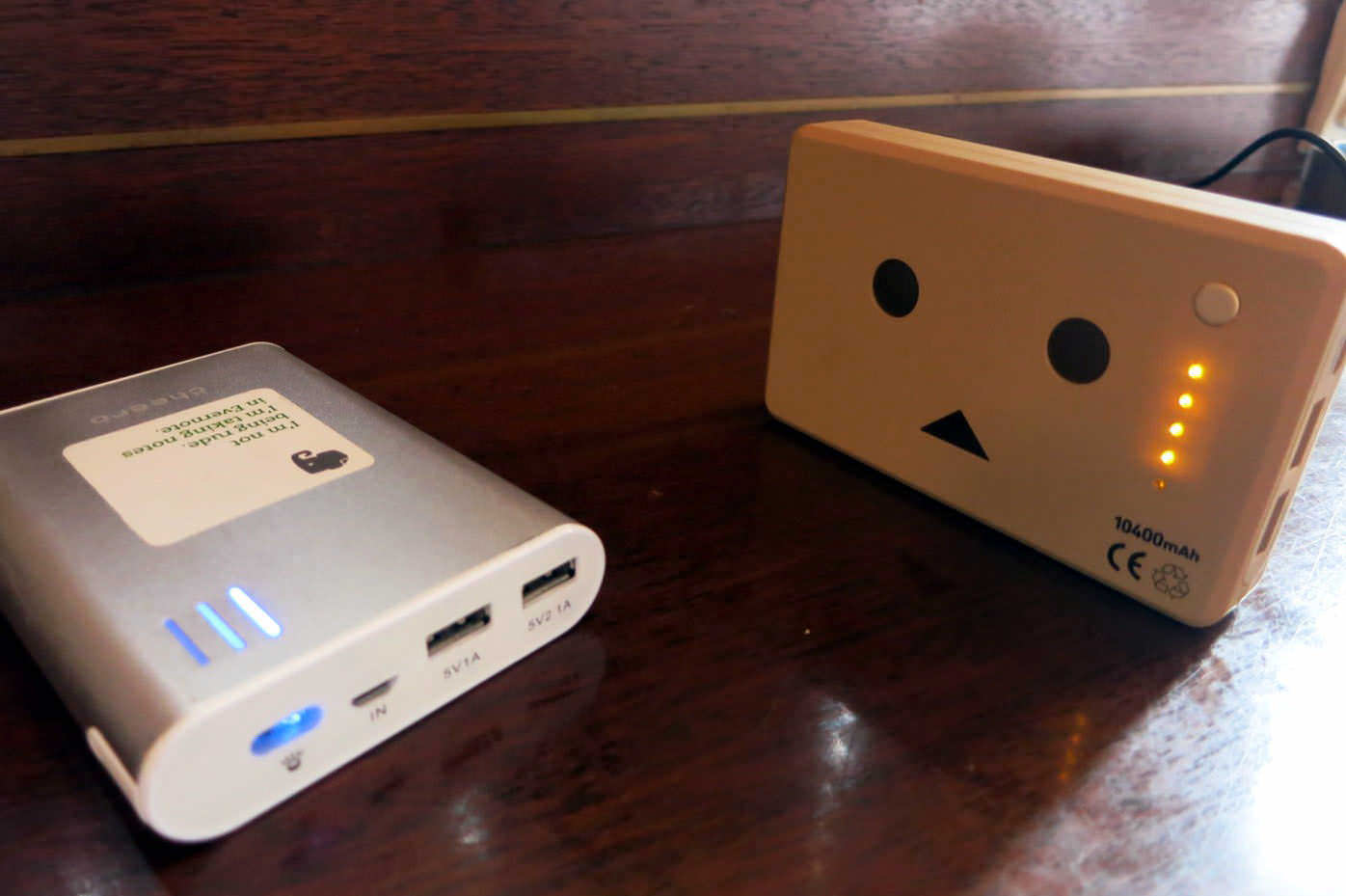 先輩のモバイルバッテリーにガンを飛ばすダンボー。