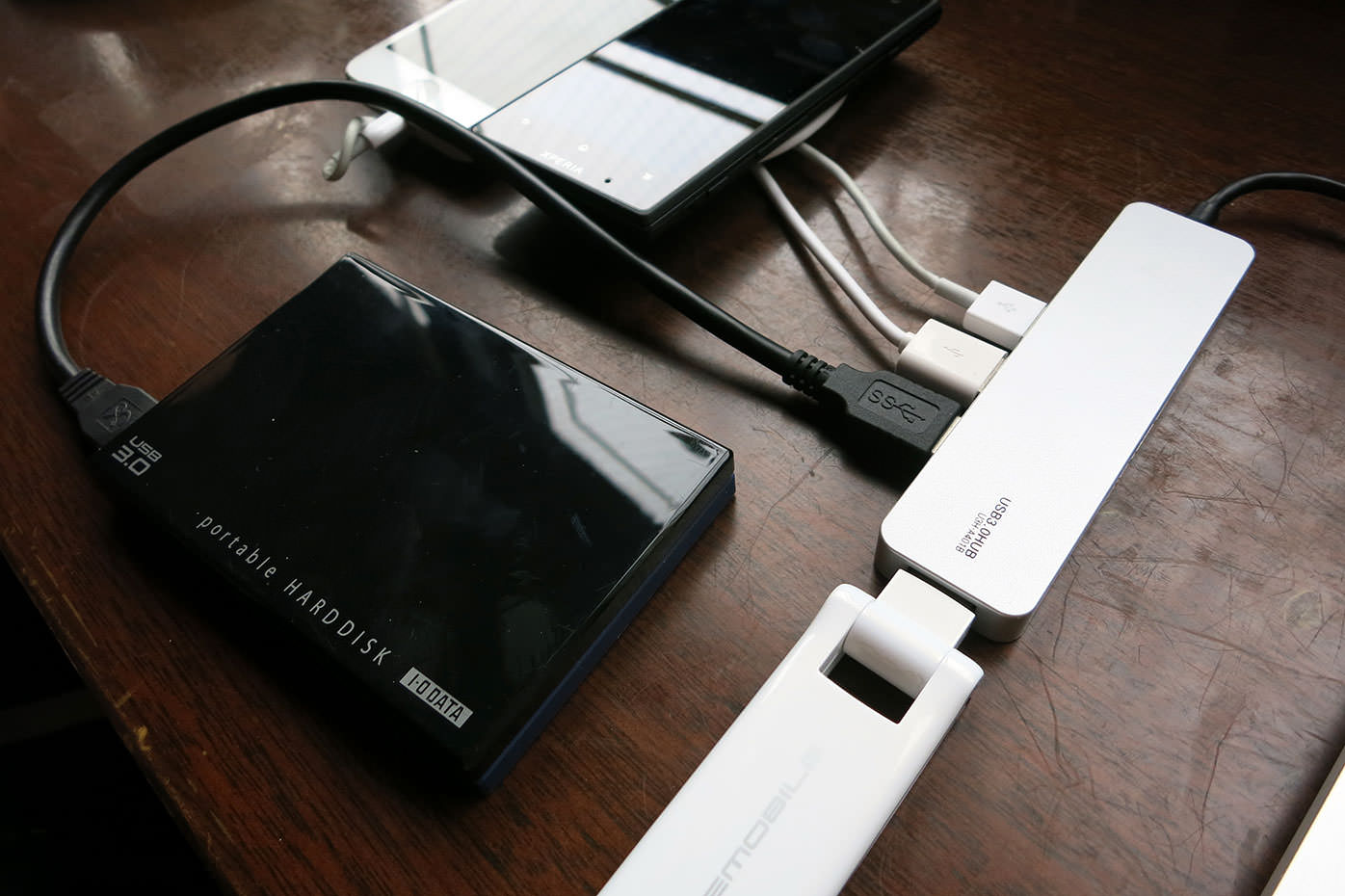 ElecomのUSB3.0対応ハブに4つのガジェットを接続した図