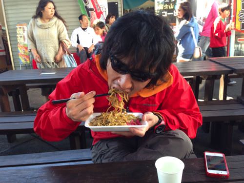 富士宮やきそばを食べる