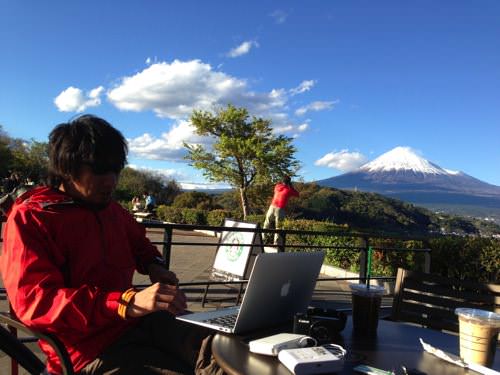 富士山を背にノマドしだす先輩