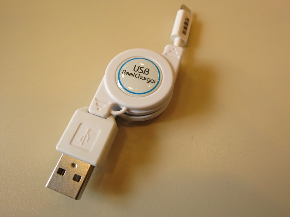 むき出しのiPhone 5対応巻き取り式充電Lightningケーブル