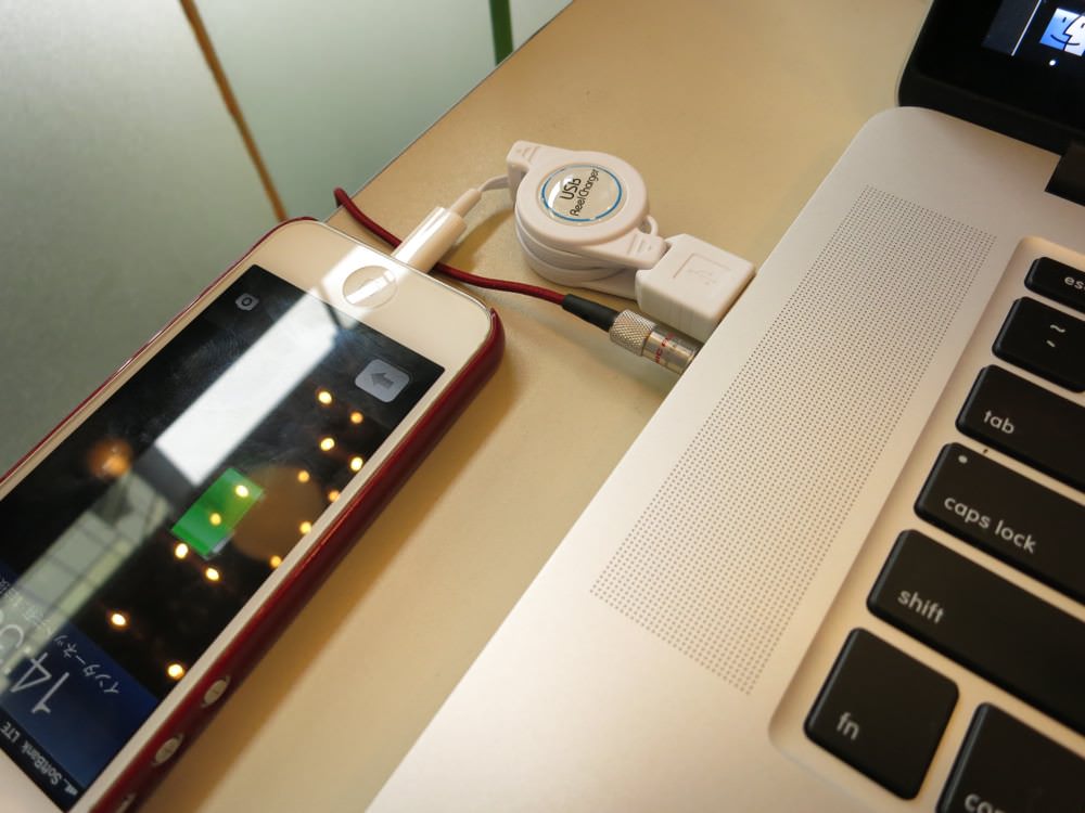 iPhone 5がバッチリ充電されています。