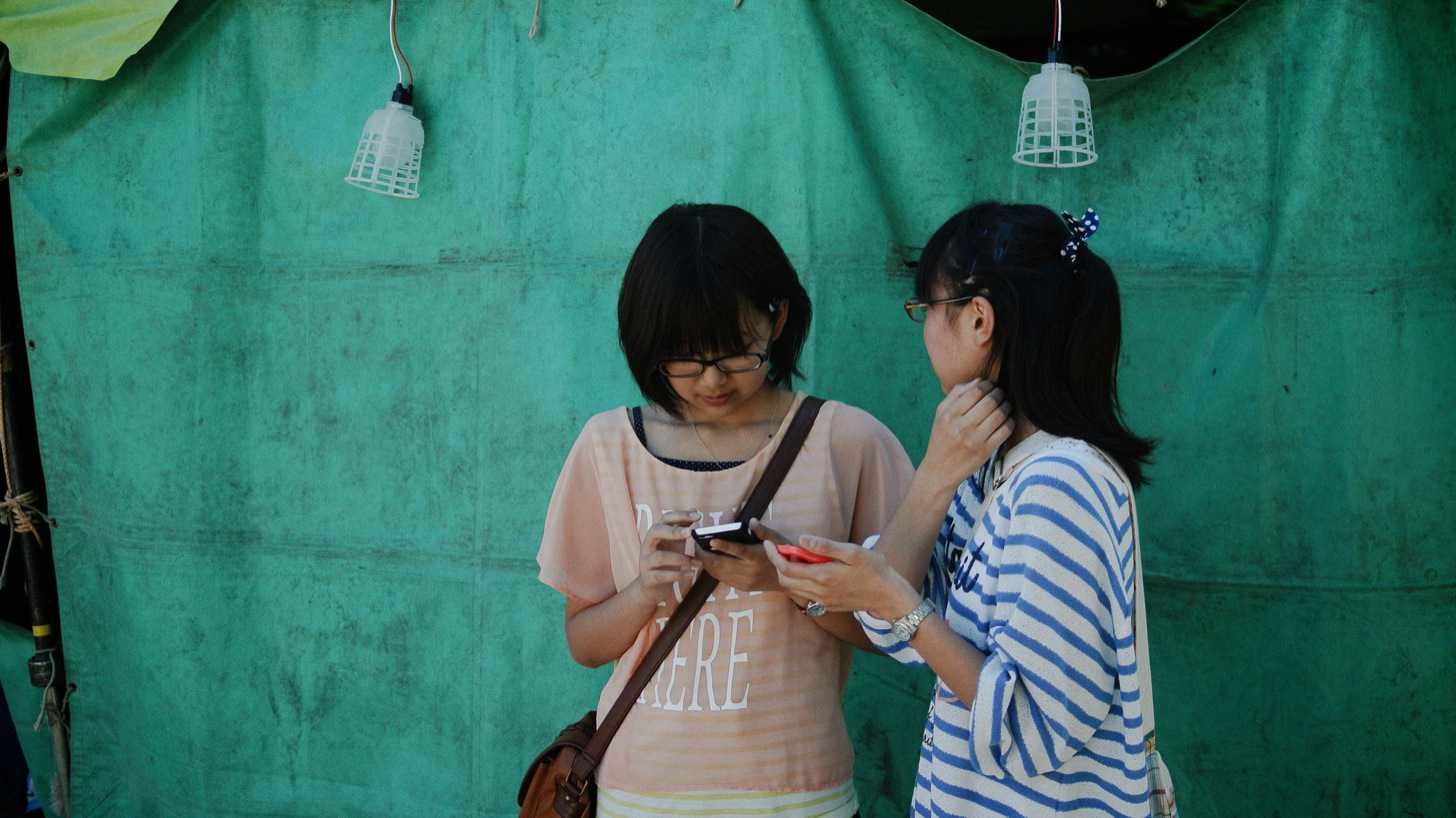 スマホで遊ぶ子供達