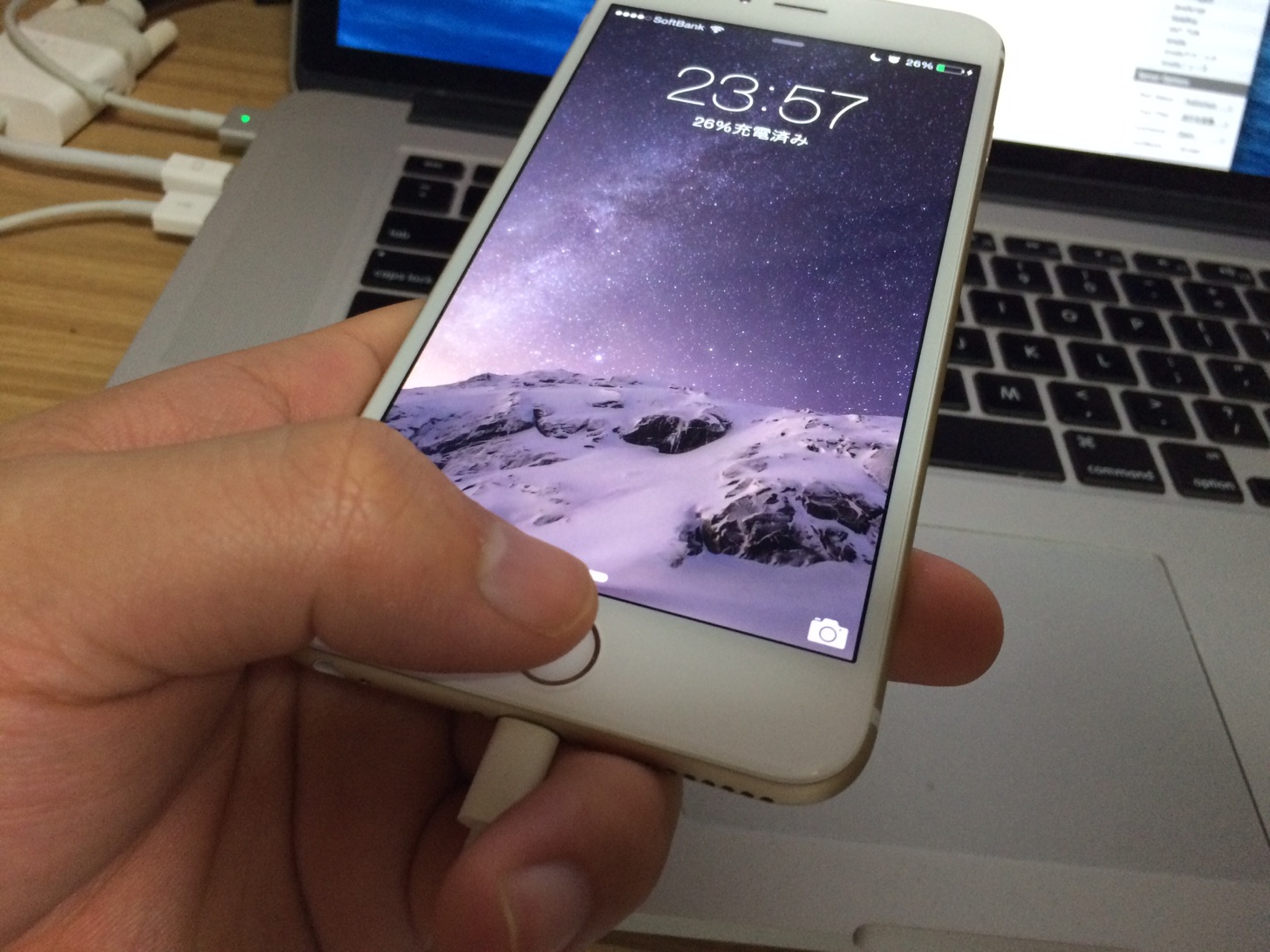 iPhoneのロック画面にいき、ホームボタンに指紋を登録した指を当てます。