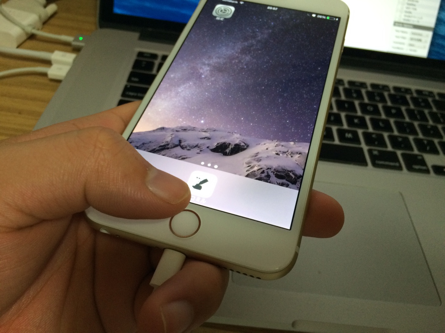 指紋認証によってiPhoneのロックを解除出来ました。