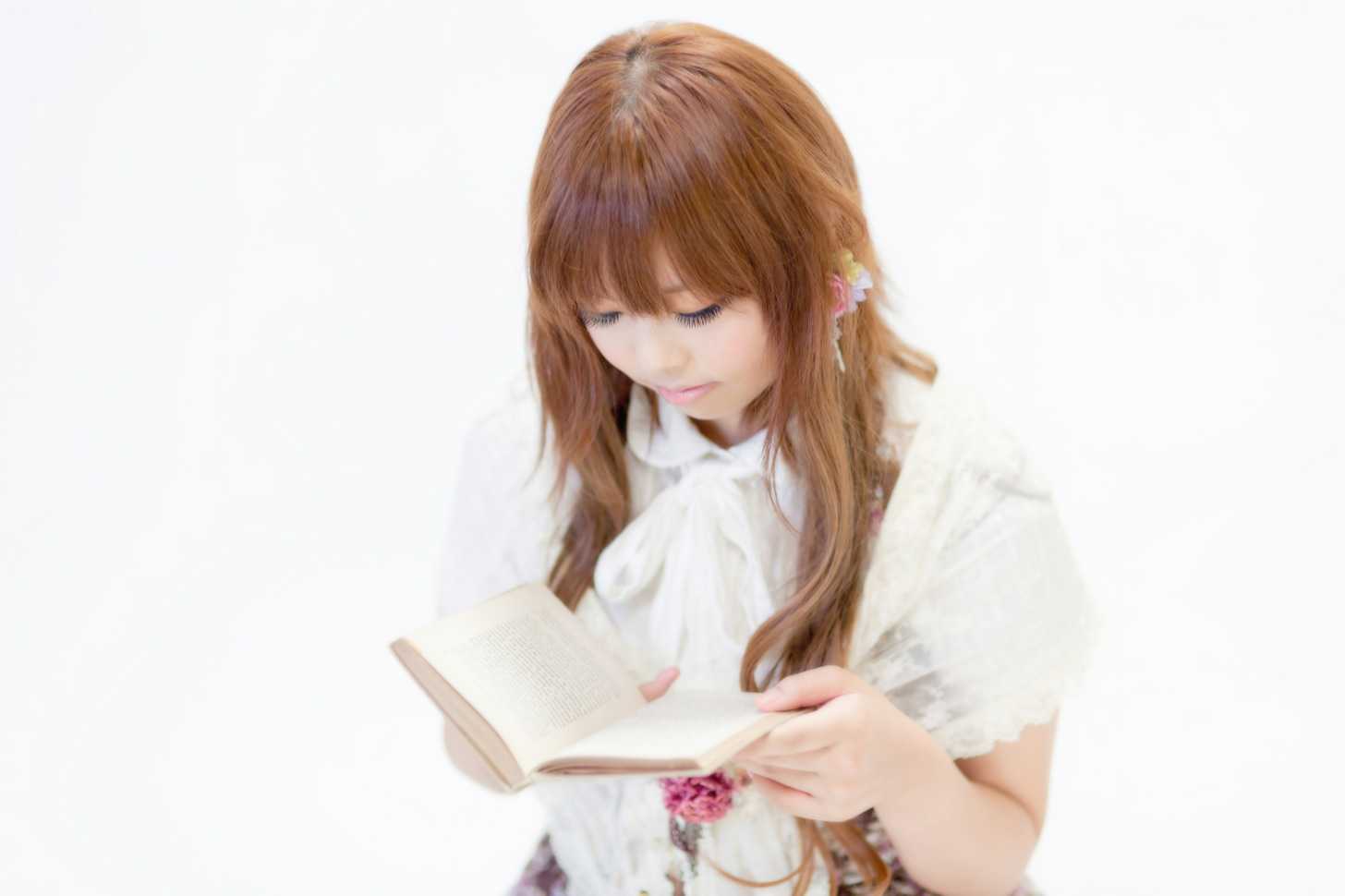 漫画を読む女の子