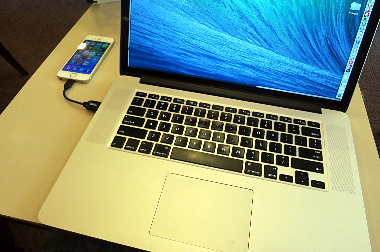 AmazonライトニングケーブルをMacBook Pro Retinaディスプレイモデルに接続した図