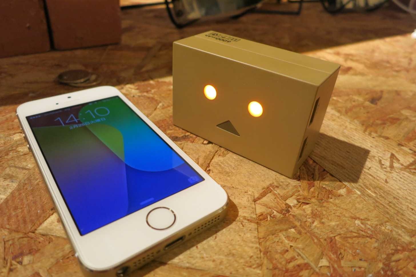 iPhoneに睨みをきかすダンボーバッテリー
