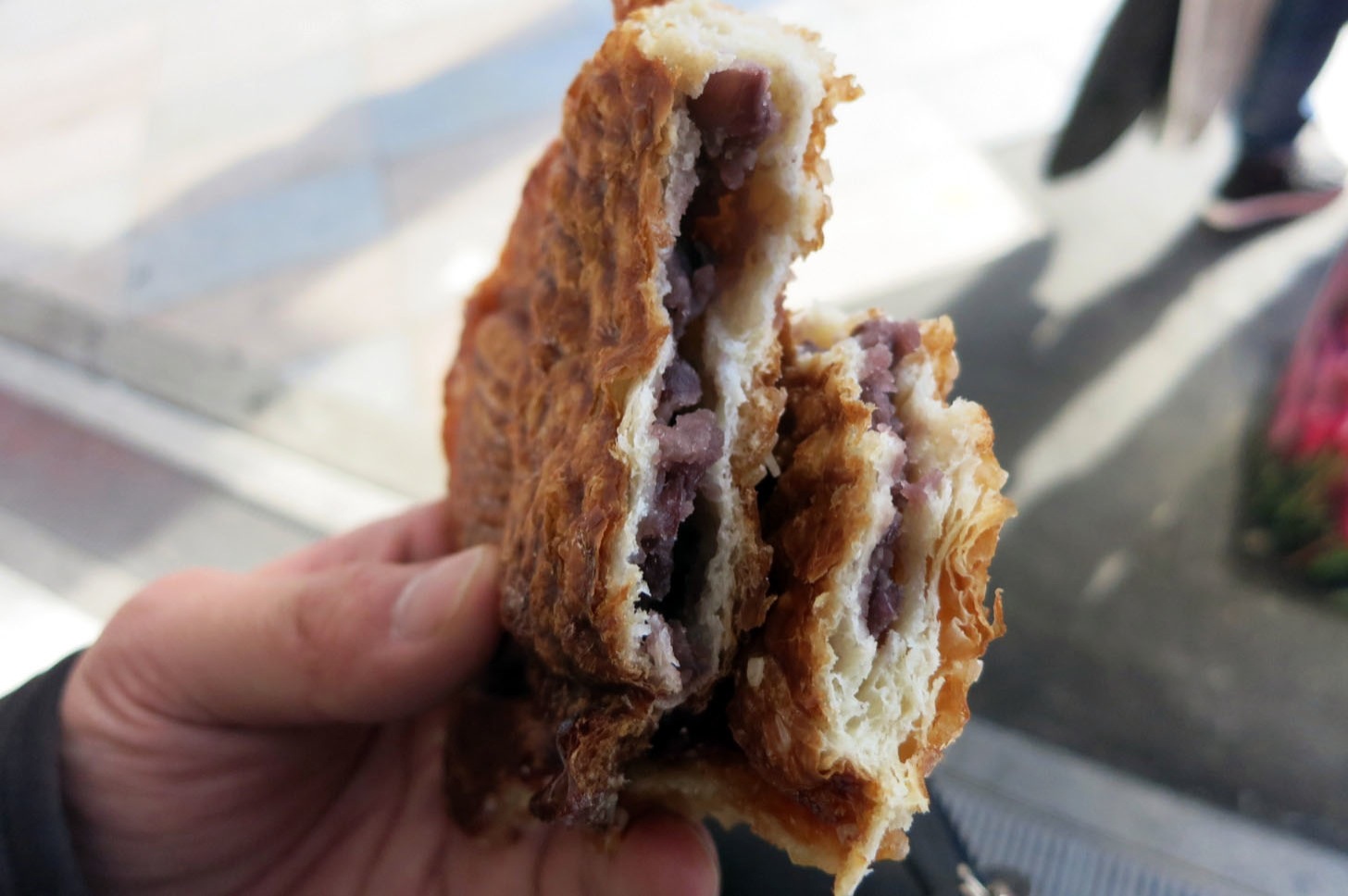 クロワッサンたい焼きを割ってみた。