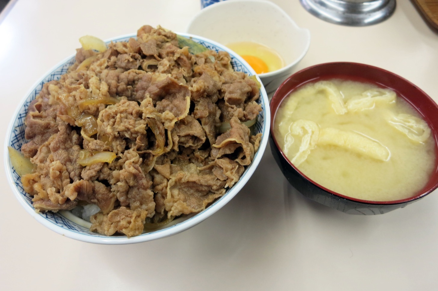 牛丼専門サンボの牛丼とみそ汁と玉子セット