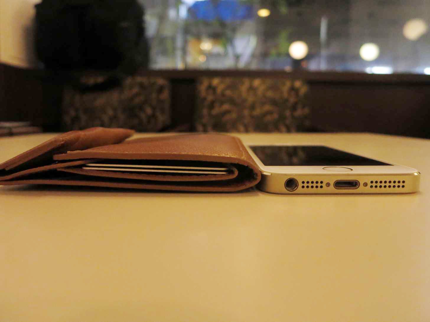 薄い財布の厚さをiPhoneと比較してみた