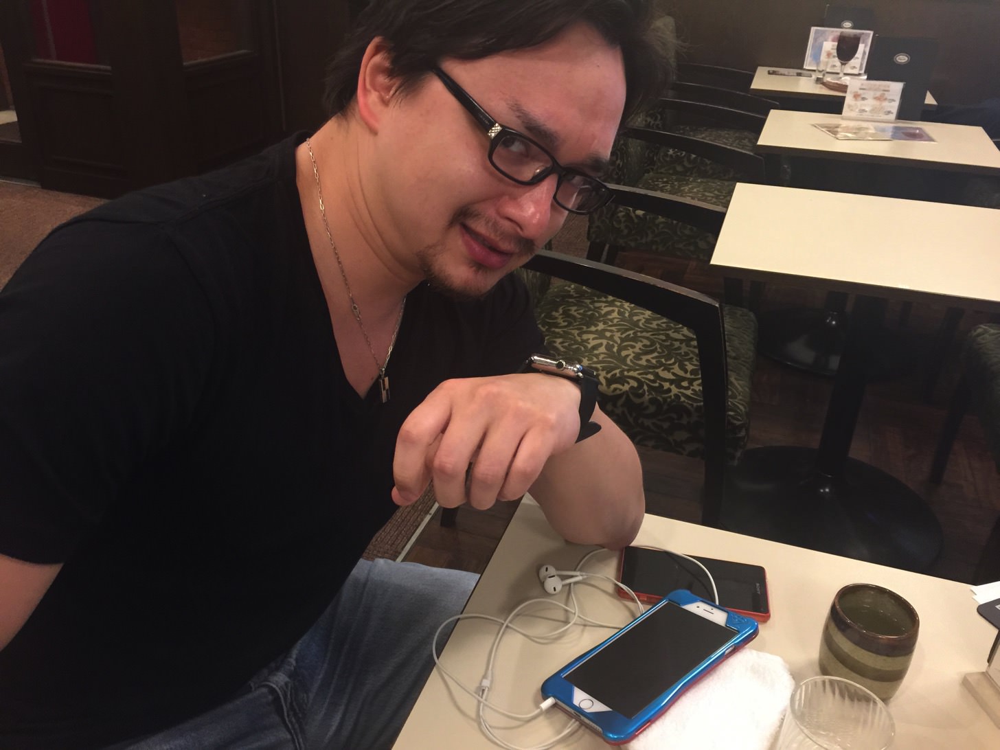 Apple Watchで電話するマックス氏