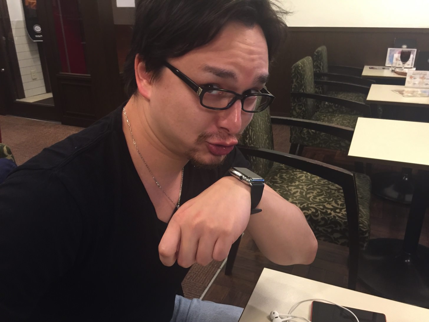 Apple Watchで電話するマックスさん