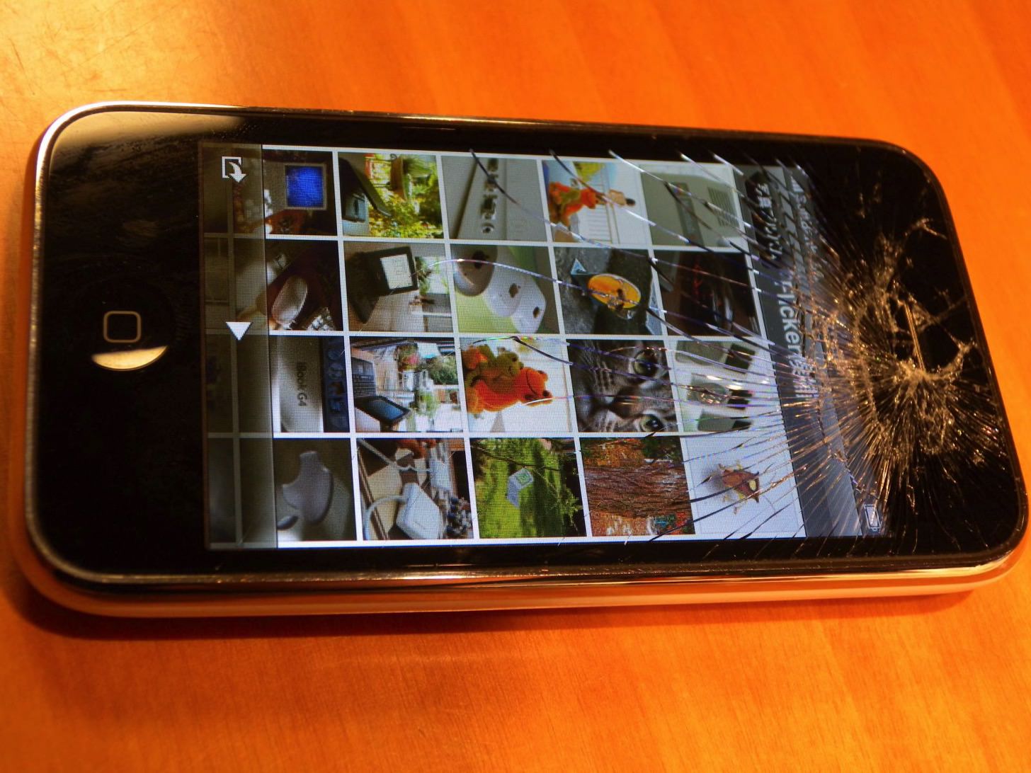 画面が割れたiPhone