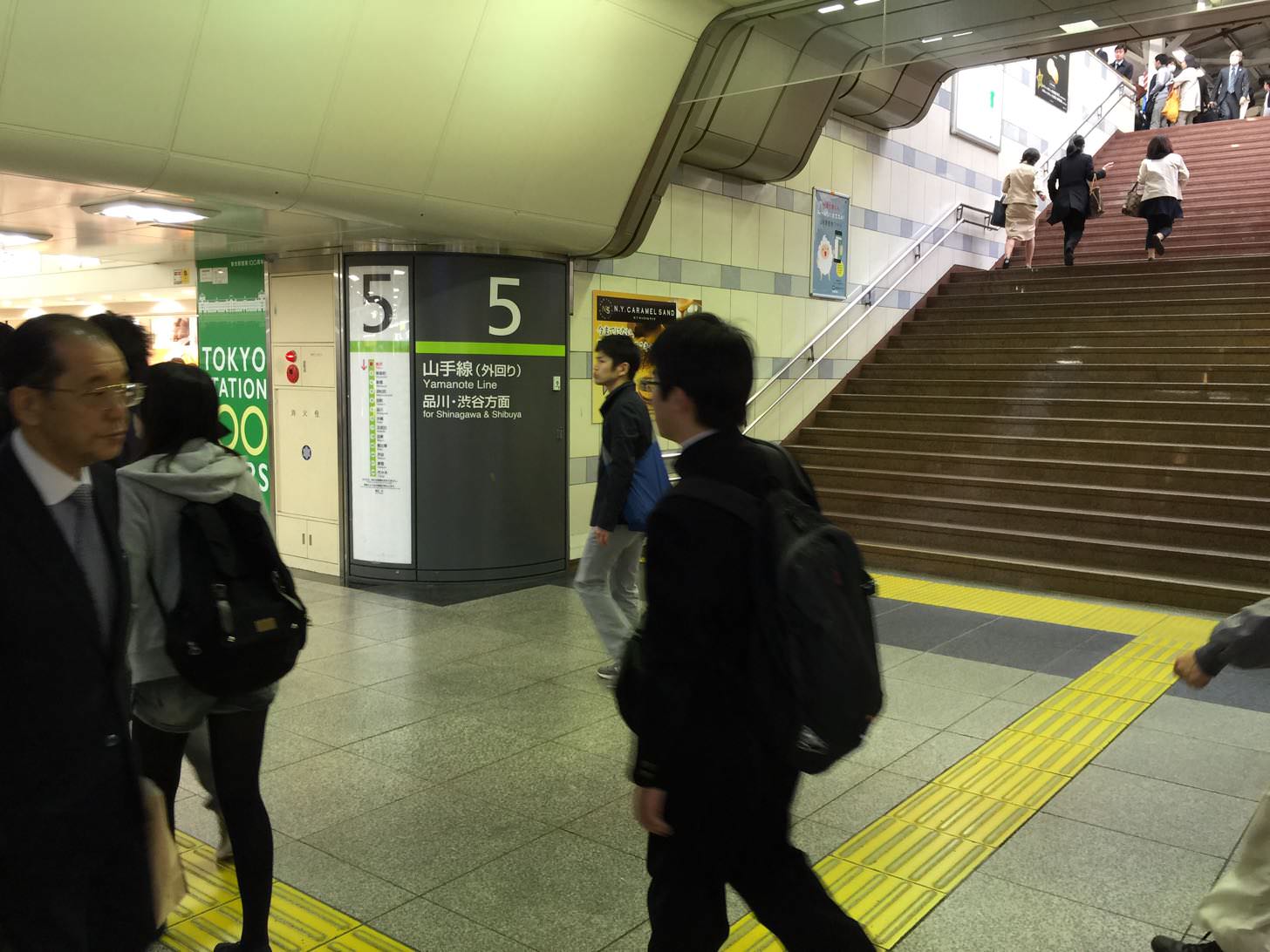 東京駅の崎陽軒は山手線の前にある