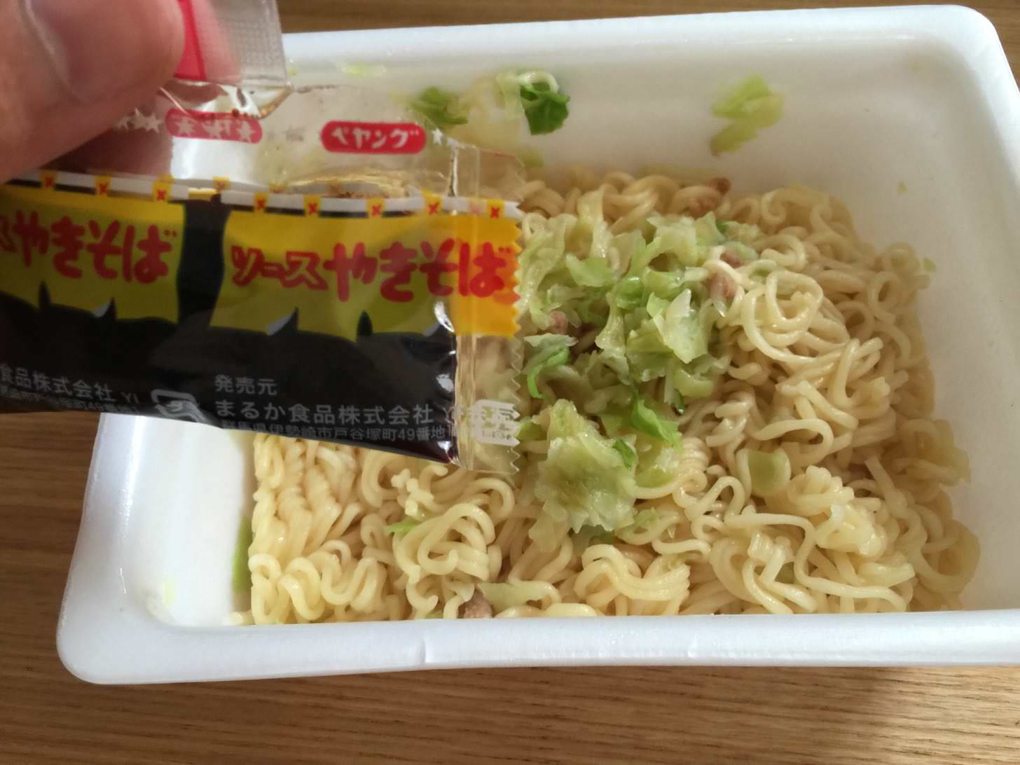 焼きそばソースを投入