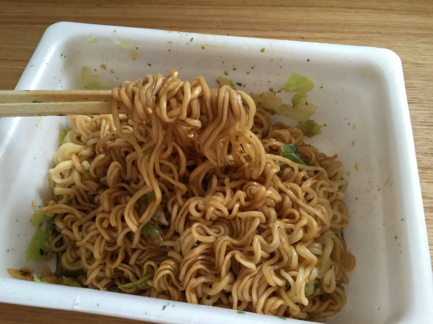 ペヤング焼きそばを食べる