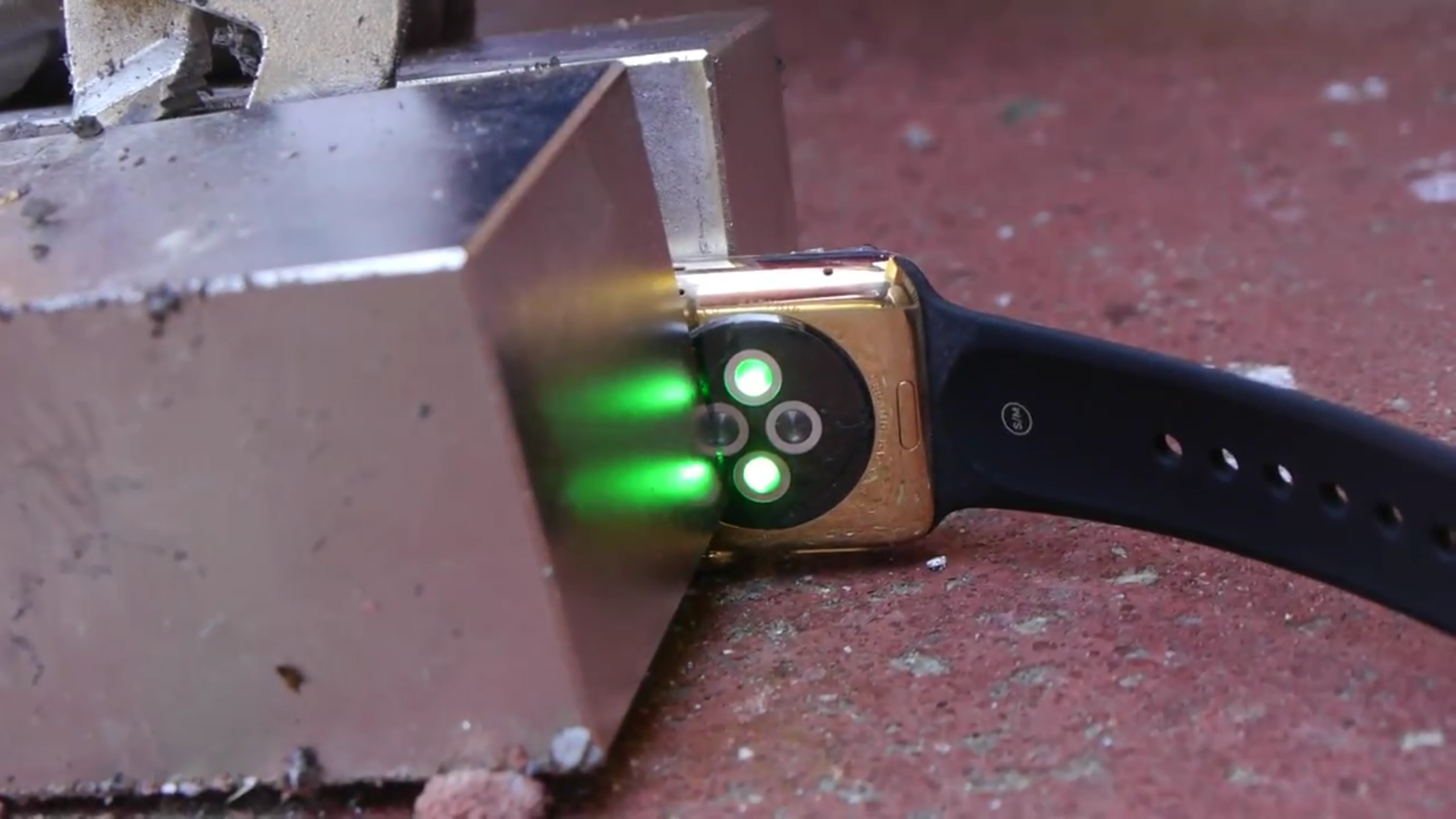 緑色にひかるApple watch Edition