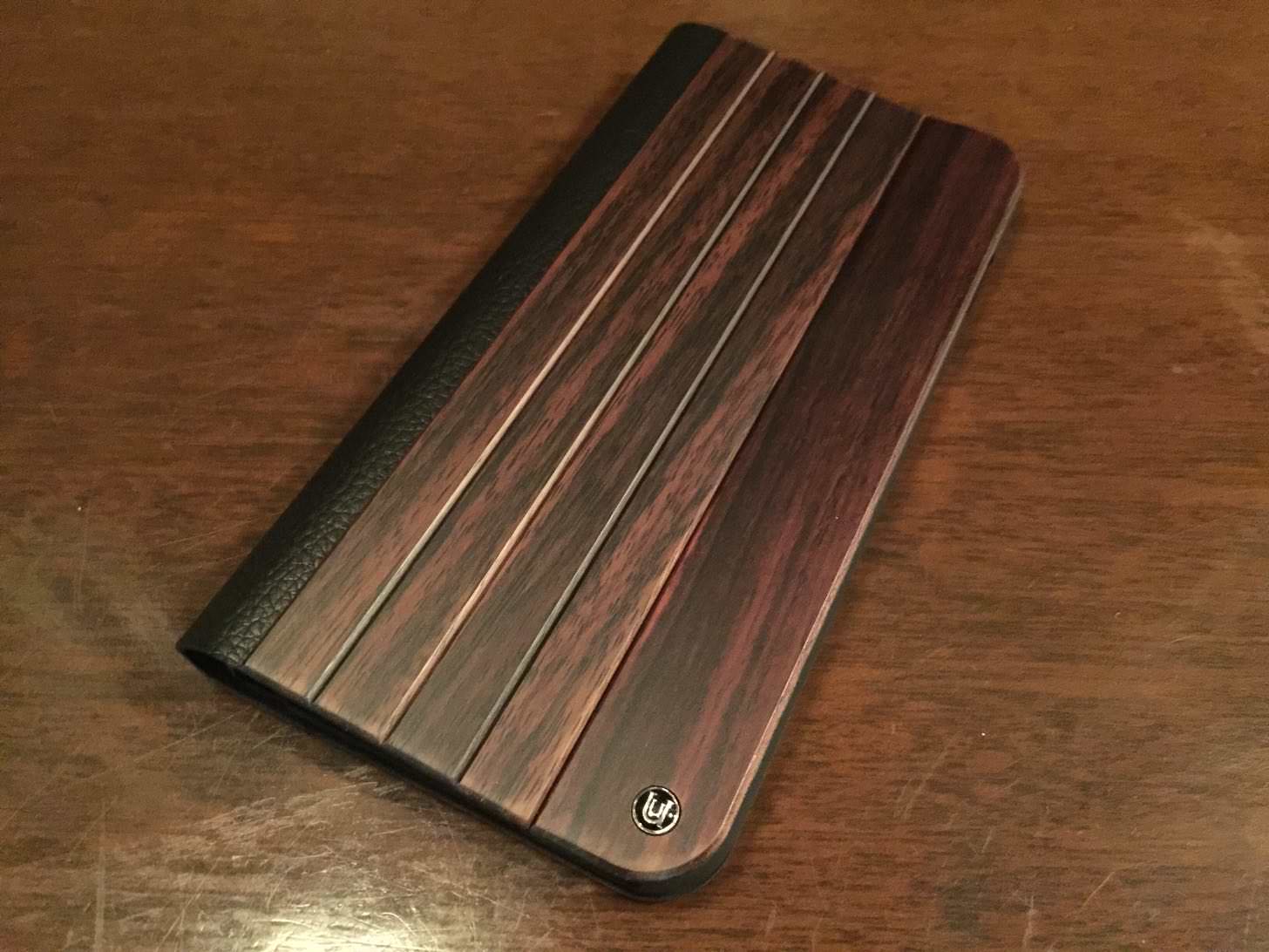 UUNIQUE Wooden Case with Panel Designの正面。