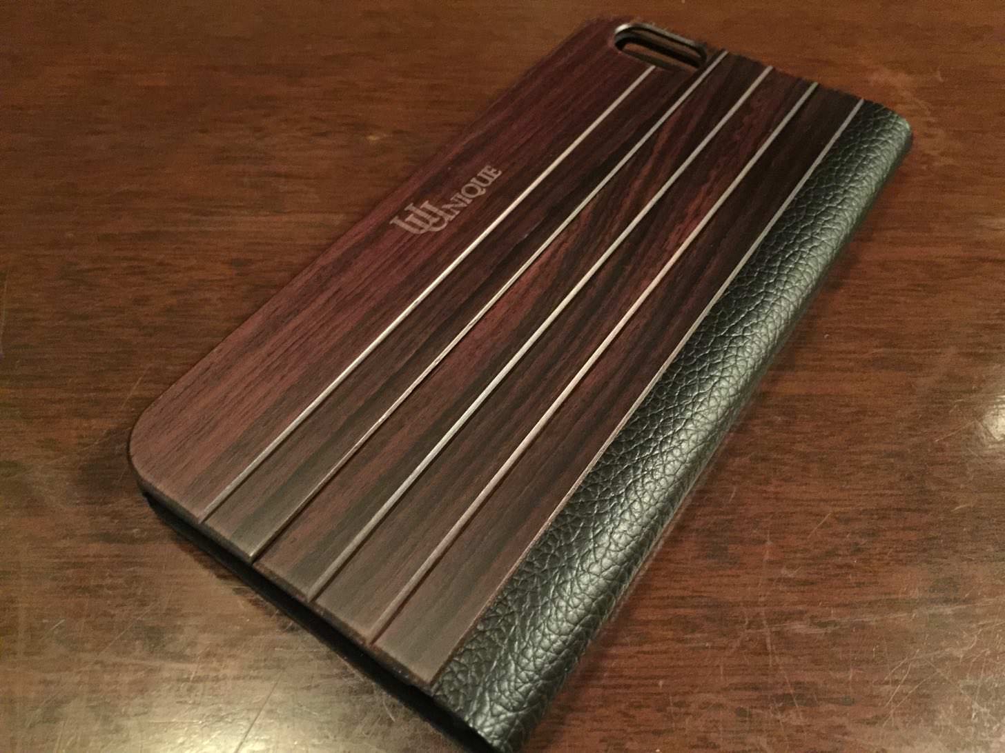 UUNIQUE Wooden Case with Panel Designの裏側。