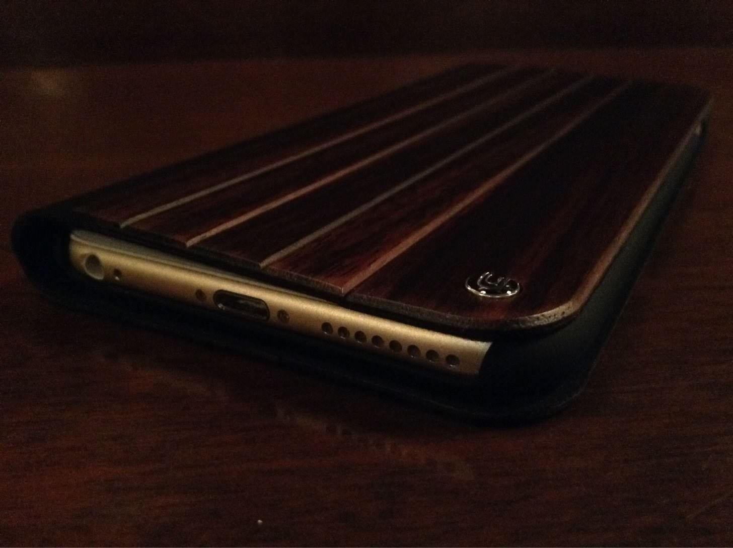 UUNIQUE Wooden Case with Panel Designを下から。