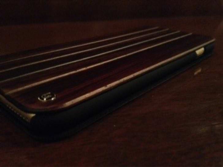 UUNIQUE Wooden Case with Panel Designを右サイドから。