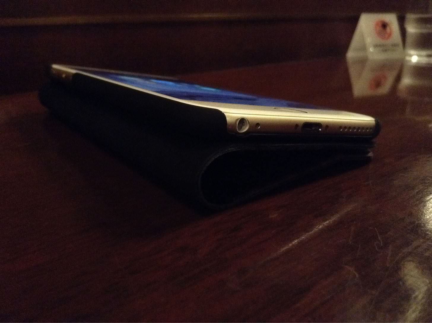 UUNIQUE Wooden Case with Panel Designはスタンドにもなる。