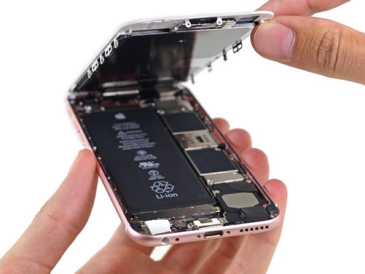 バラバラに分解されたiPhone6s。