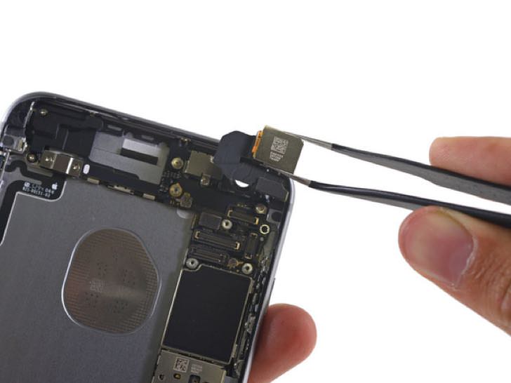バラバラに分解されたiPhone6sPlus