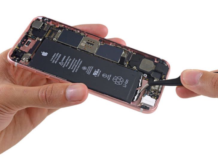 バラバラに分解されたiPhone6sローズゴールド。