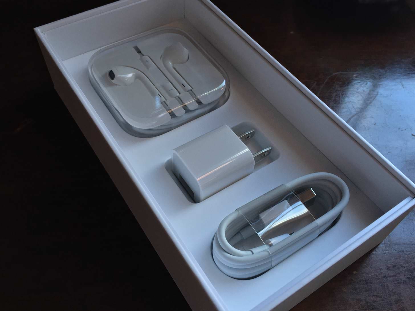 iPhone 6s Plus ローズゴールド 64GBの付属品。