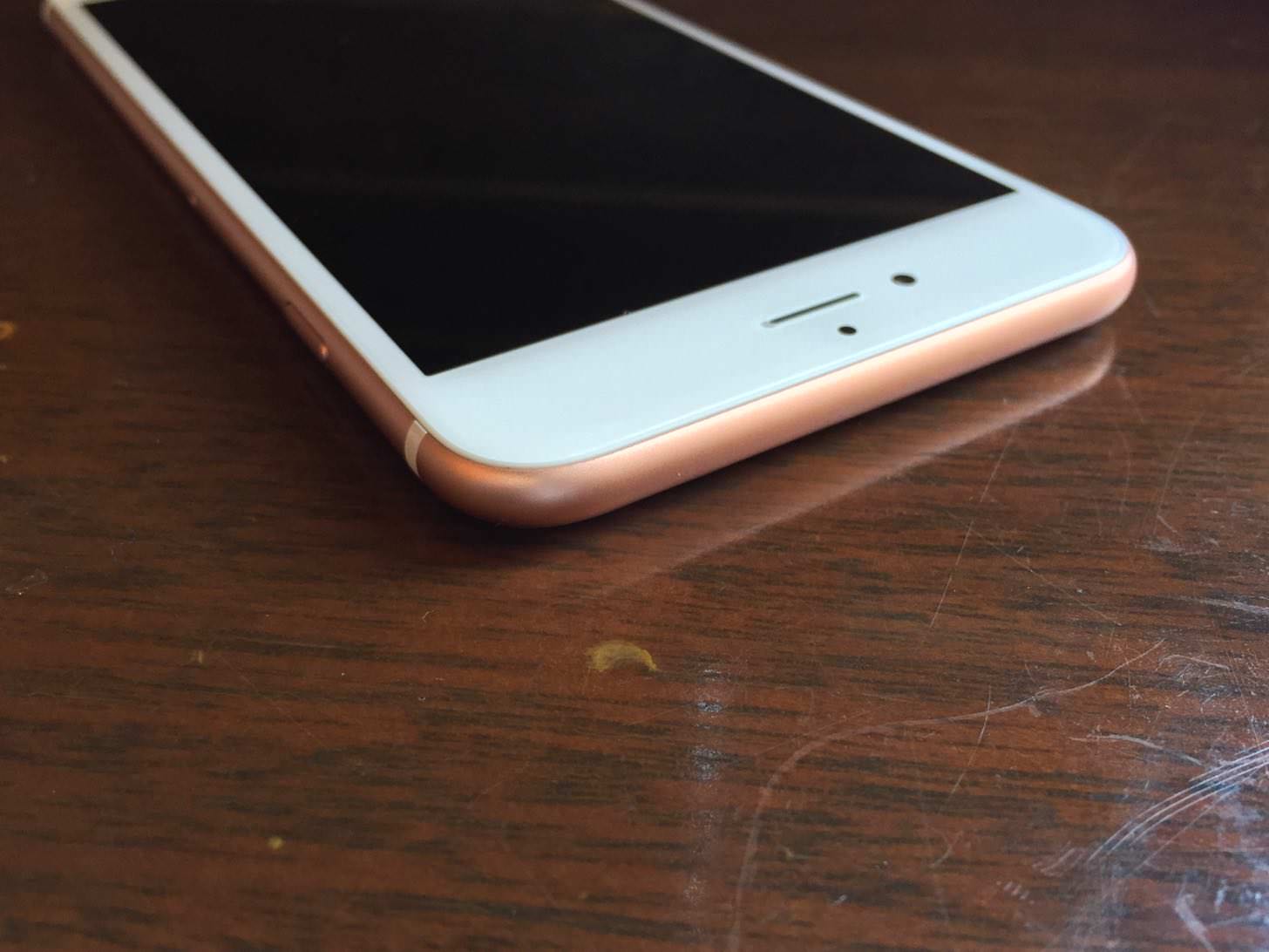 iPhone 6s Plus ローズゴールド 64GBの頭。
