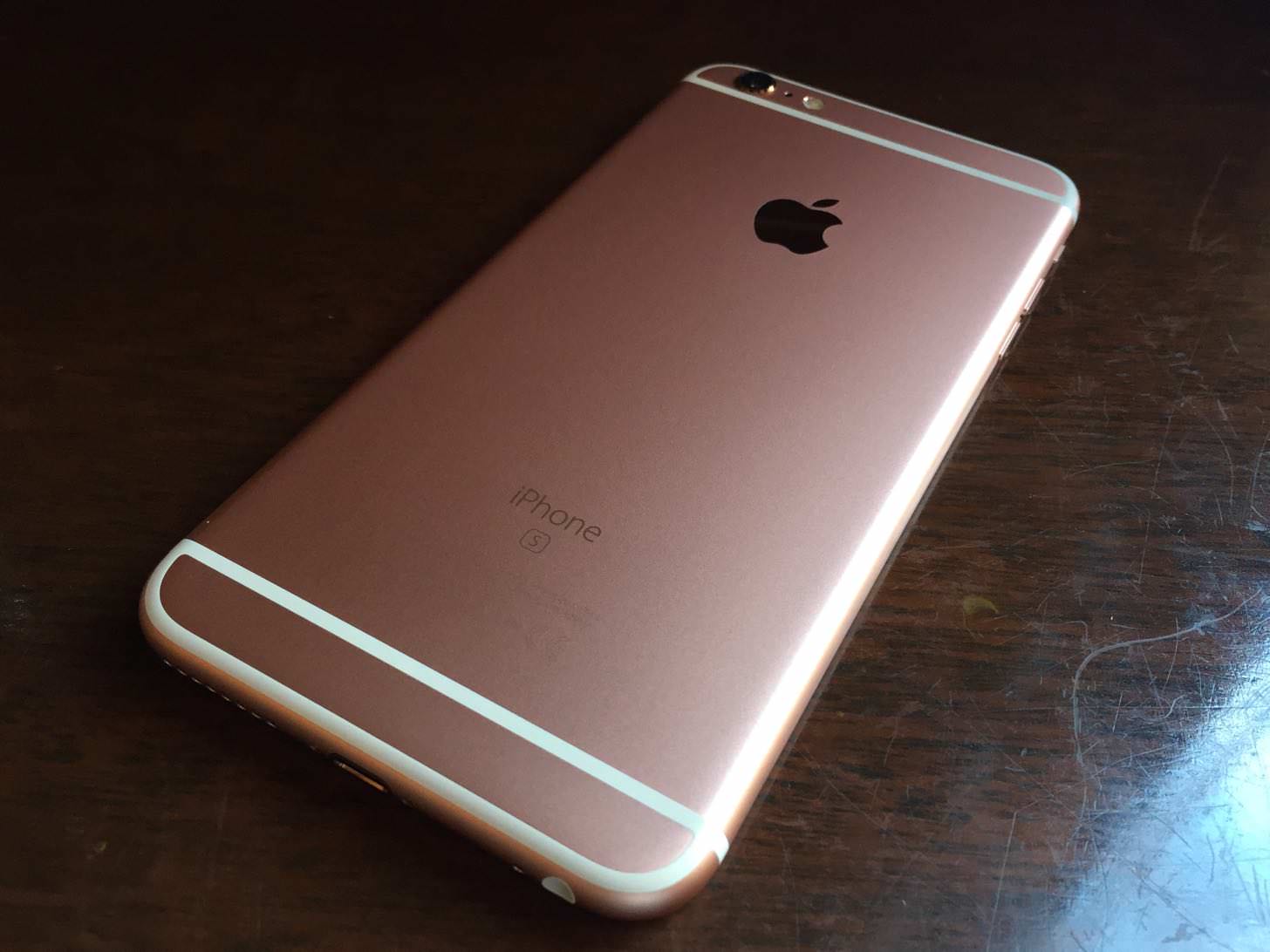 iPhone 6s Plus ローズゴールド 64GBの背面。