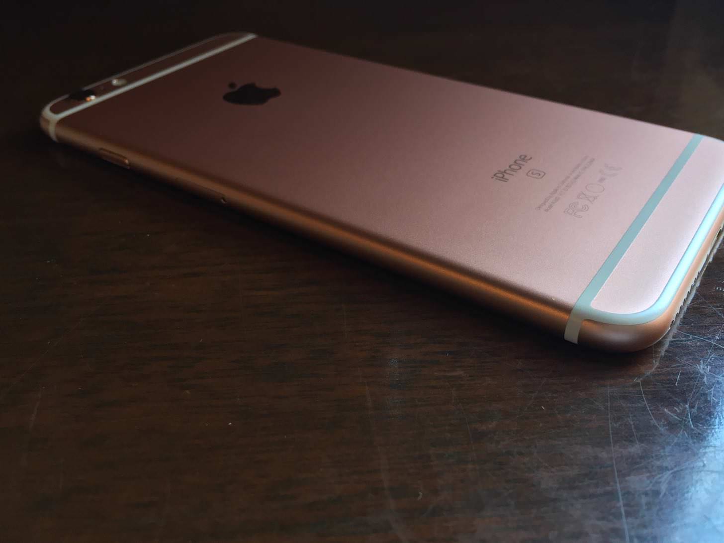 iPhone 6s Plus ローズゴールド 64GBの左サイド。